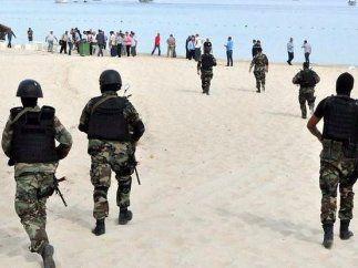 Двое вооруженных людей в пятницу открыли стрельбу на пляже.