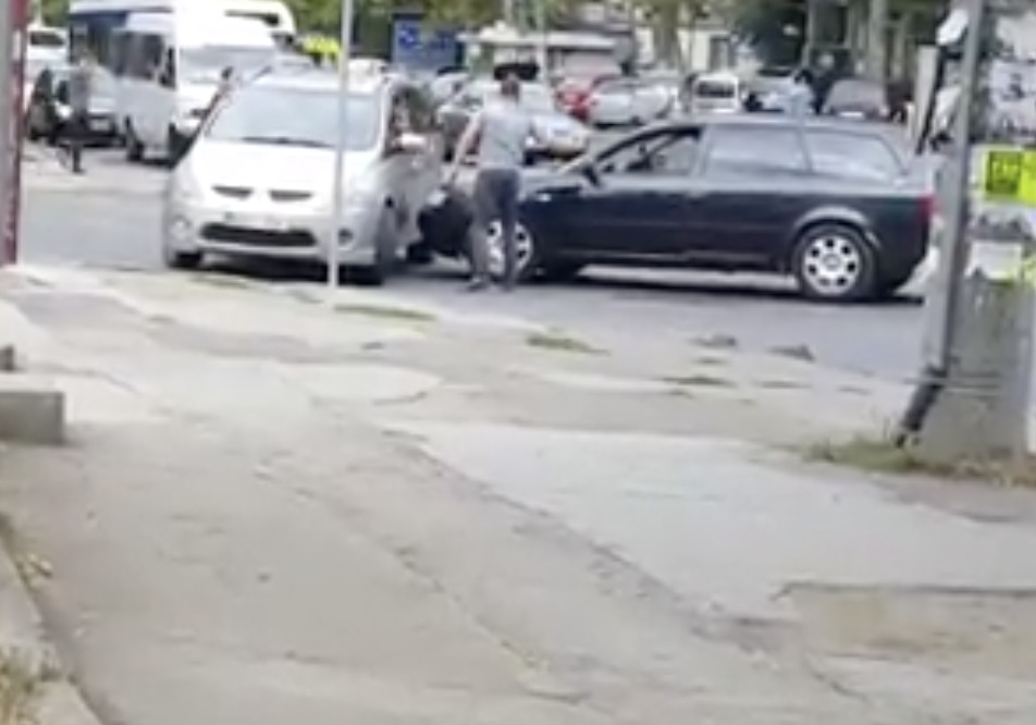 Владельцы столкнувшихся автомобилей на Ботанике устроили шумные разборки.