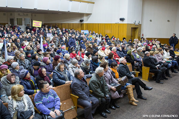 Pedagogii au ieşit în stradă pentru a cere majorarea salariilor cu cel puțin 50%. Foto: ipn.md/Elena Covalenco