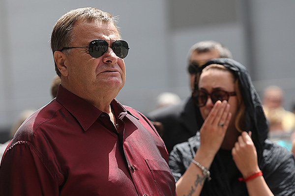 Владимир Борисович рассказал, что ему постоянно приходят счета из Майями, из Лос-Анджелеса.