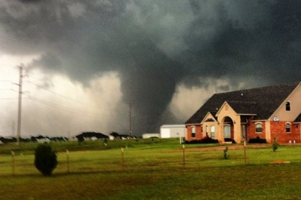 Mai multe tornade au făcut vineri seara cinci victime în zona Oklahoma City.