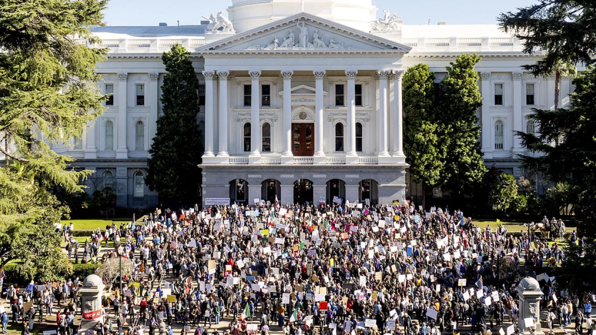 В США прошли протесты против политики Трампа и Илона Маска.