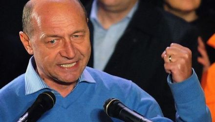 „Transmite acest mesaj şi prietenilor tăi. Mulţumesc. Ne vedem la Cotroceni!”, a mai declarat Băsescu.