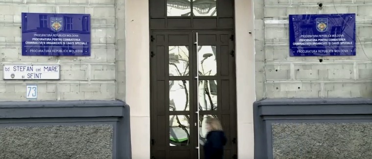 Правоохранители расскажут о задержании крупной партии наркотиков.