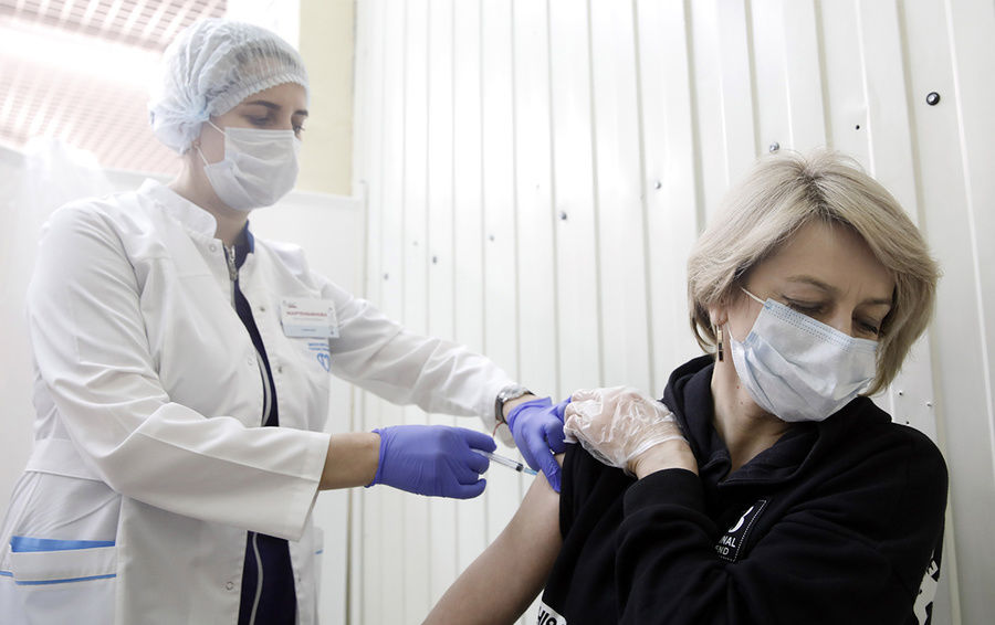 В Москве объявили частичную обязательную вакцинацию работников.