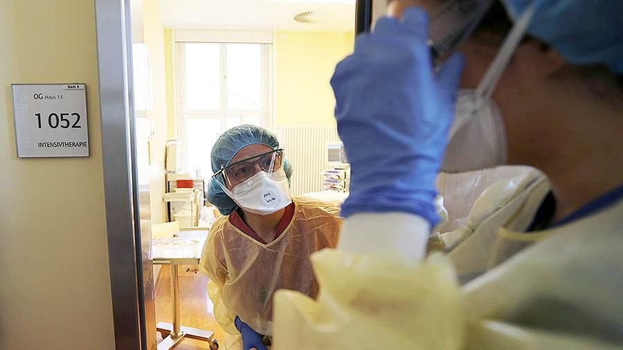 В Испании расследуют смерти в домах престарелых во время эпидемии.