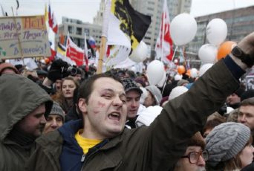 Opoziţia parlamentară a denunţat acest proiect, susţinând că este vorba despre o încălcare flagrantă a Constituţiei ruse. 