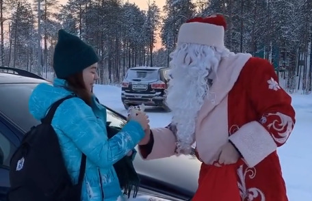 Мэр российского города бесплатно подвозил жителей и дарил им подарки.