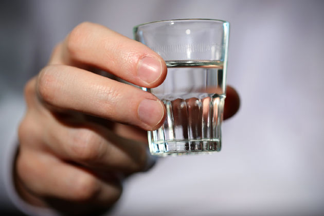 Până la cât au majorat prețul minim pentru votca.  Foto: lifehack.org