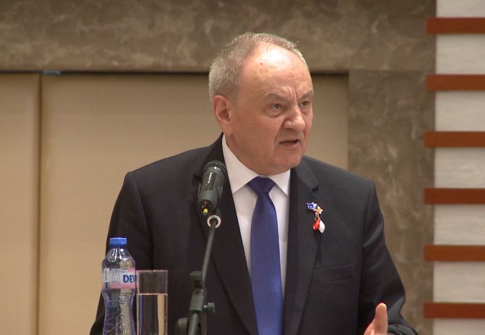 Президент Молдовы Николае Тимофти прочитает лекцию на тему: "Румынский язык, политика и правовой статус". Фото: noi.md