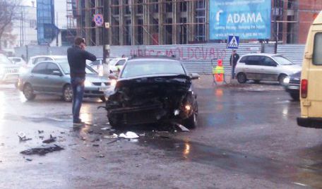Accident în capitală. Un automobil de marcă Audi şi un Volkswagen s-au tamponat la intersecţia străzilor Petru Zadnipru şi Mihail Sadoveanu din sectorul Ciocana.