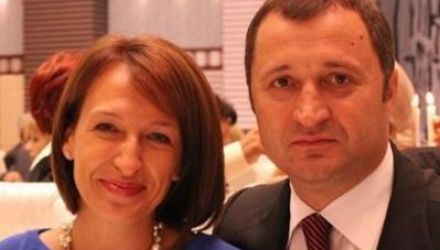 Cei doi s-au căsătorit în 1992 și au doi copii, Luca de 17 ani și Iustina de 12 ani.
