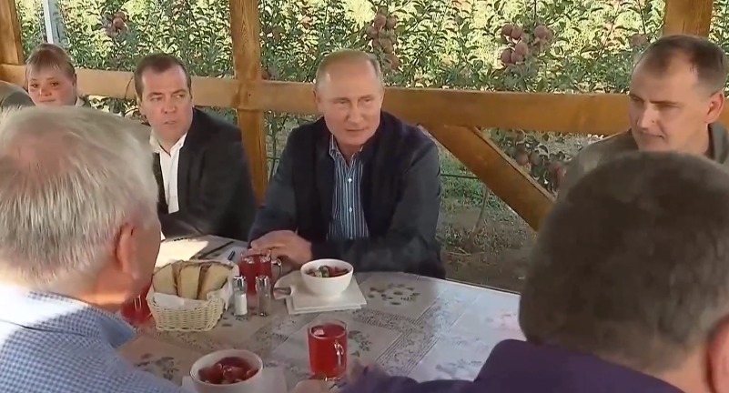 Путина и Медведева накормили борщом и котлетами.