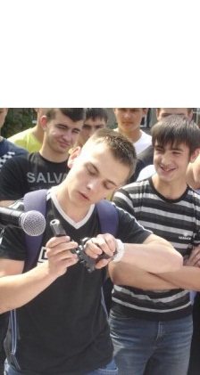 Молодые люди достаточно быстро смогли разобрать пистолет.