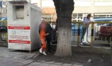 România: Haine donate pentru nevoiaşi, furate din container. Foto: captură video