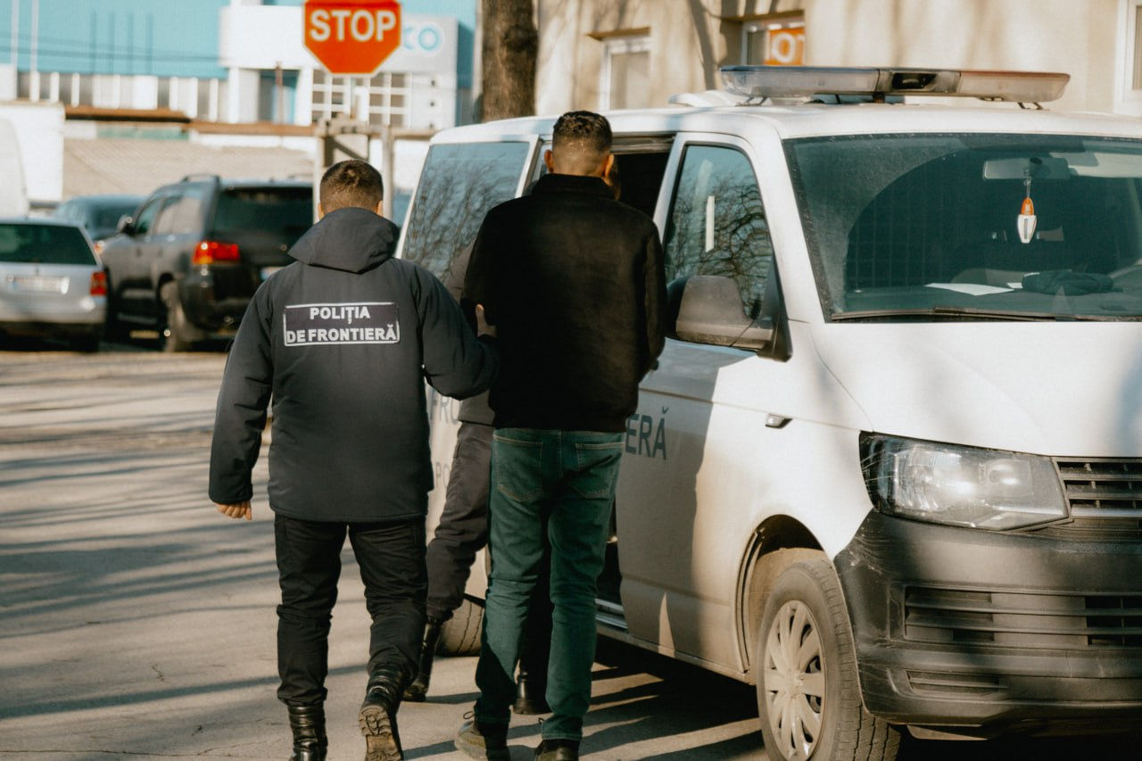 Пограничная полиция задержала супругов за подделку документов .