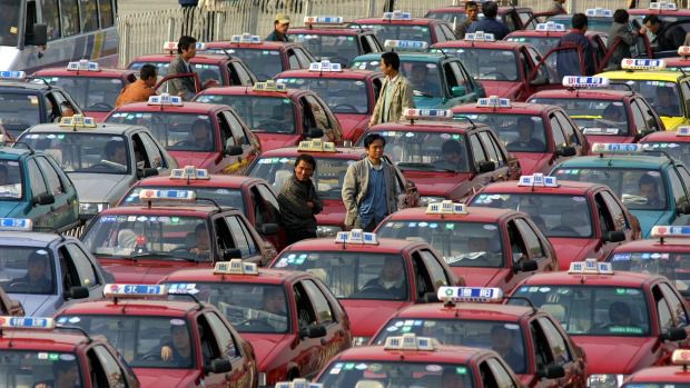 Șoferii de taxi chinezi au băut detergent în faţa unui centru comercial. Foto: moldova24.info