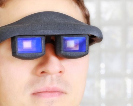 Очки отслеживают движения глаз с помощью светодиодов и используют OLED-дисплеи небольших размеров. 