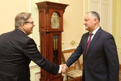 Послы стран Евросоюза рекомендовали президенту Молдовы Игорю Додону воздержаться от резких выпадов в адрес ЕС.