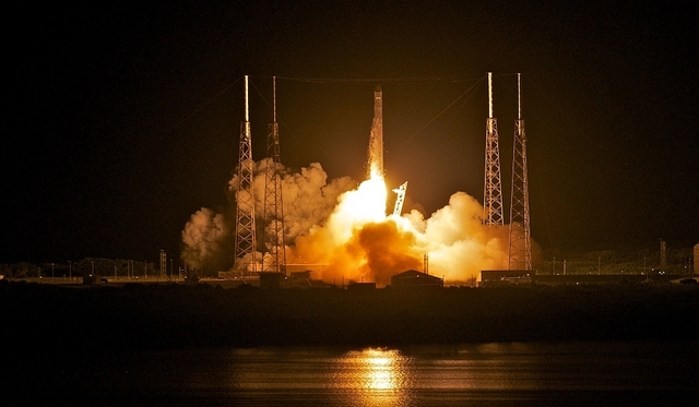 SpaceX a primit de asemenea fonduri pentru a crea o navetă spaţială de tip comercial
