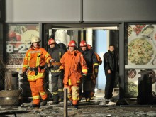 Motivele prăbuşirii sunt încă necunoscute, dar se pare că ar fi fost provocată de muncitorii care construiau o grădină de iarnă pe acoperişul supermarketului.
