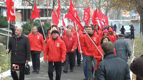 Партия коммунистов организовала пикет против закона № 303, возлагающего ответственность за потери поставщика воды на потребителя.