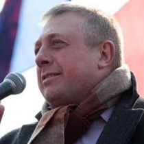 Тулбуре с флагом в руках призвал к участию в митинге также тех, кто выступает за "настоящую" евринтеграцию.