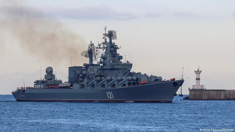 Минобороны РФ: Причины пожара на крейсере "Москва" выясняются.