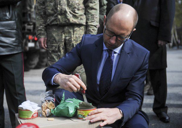 Премьер-министр Украины Арсений Яценюк дегустирует армейский сухой паек.