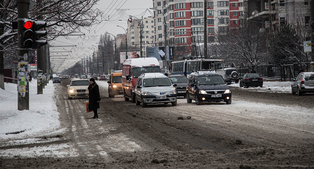Ночной снегопад в стране снова принес автомобилистам новые проблемы.