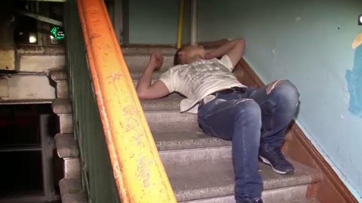Doi tineri, dintre care unul minor, leșinaţi în scara unui bloc după ce s-au drogat. 