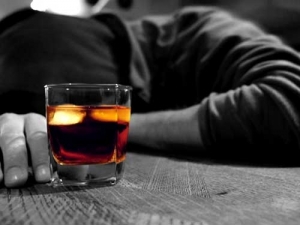 Totodată, o cincime din populație a fost antrenată în consumul episodic abuziv de alcool, iar 62% este consumatoare curentă de alcool.