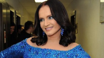 Celebra interpretă cu origini basarabene, Sofia Rotaru, refuză cu amabilitate orice pahar cu vin sau şampanie care i se oferă.