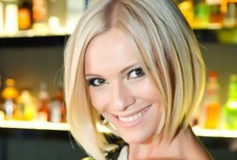 Aceasta este cea mai radicală schimbare de look la care a recurs vedeta. În ultimii ani Olia Tira a fost doar blondă.
