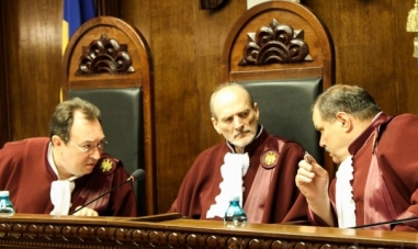 Victor Popa, se încâlceşte în proceduri elementare de drept. 