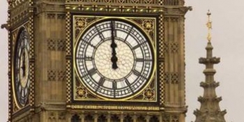 Premierul David Cameron a aplaudat schimbarea numelui, numind-o “un tribut excepțional pentru un monarh excepțional”. 