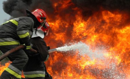 Se presupune că incendiu ar fi pornit de la un muc de ţigară aruncat la întâmplare sau cineva a incendiat iarba uscată. 