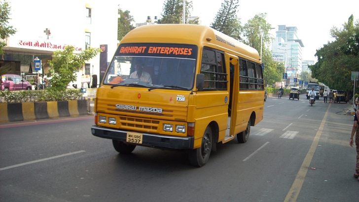 Autobozul transporta aproximativ 30 de copii.