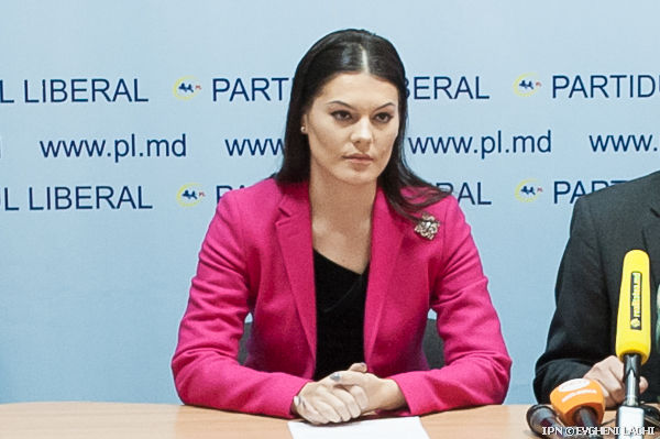 Femeile deputate nu au de ce să-i convingă pe bărbaţi că sunt utile şi importante în viaţa politică.