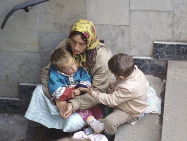 Граждан просят, увидев на улицах попрошайничающих детей или матерей с детьми, обращаться в полицию.