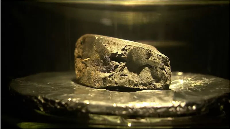 Метеорит из Англии может подтвердить теорию о внеземном происхождении воды.