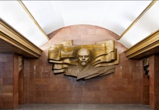 Бюст Ленина хотят прикрыть рисунком.