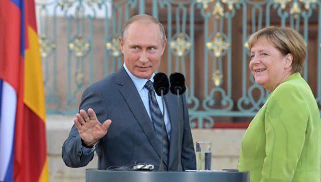 Меркель обвинили в предательстве из-за улыбки Путину.