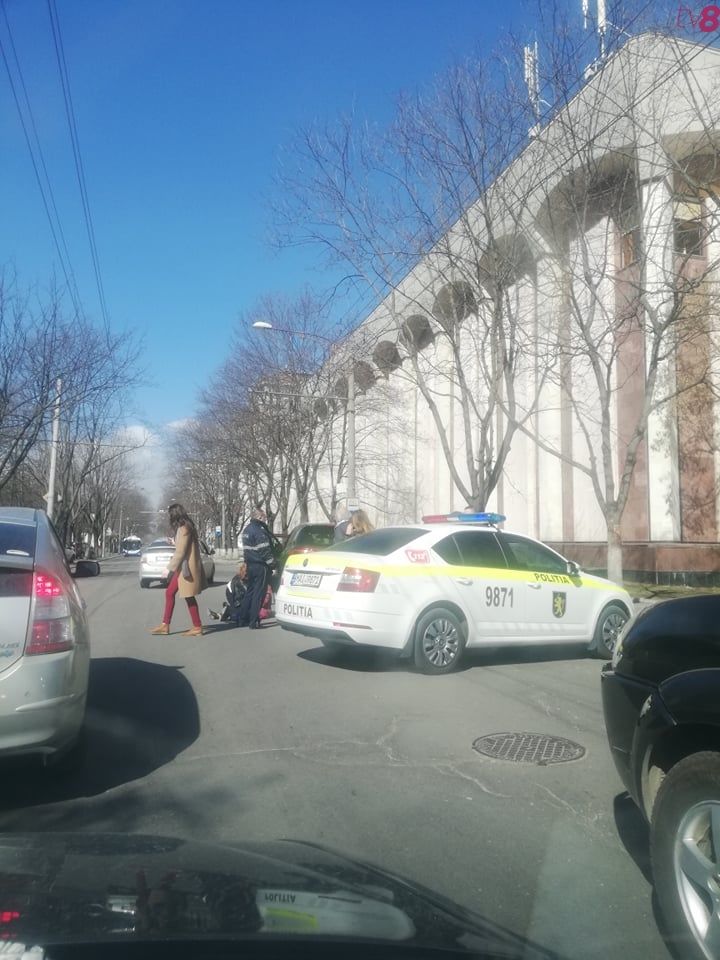 В столице на пешеходном переходе сбили женщину.