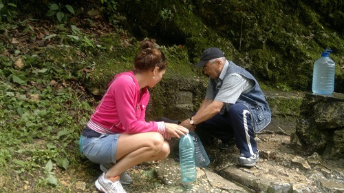 Apa izvoarelor din Capitală este contaminată cu nitraţi şi bacterii, iar persoanele care o consumă riscă să se îmbolnăvească.