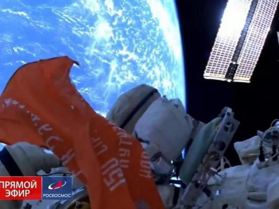 Копию Знамени Победы вынесли в открытый космос.