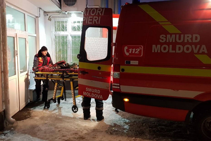 На помощь «скорой»: в Вулканештах спасатели помогли госпитализировать мужчину.