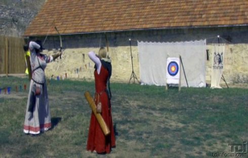 Для гостей открытия арбалетного тира стрелки-профессионалы провели мастер-класс.