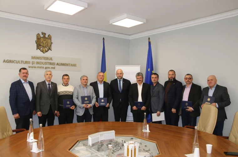 Группа фермеров награждена дипломами правительства.