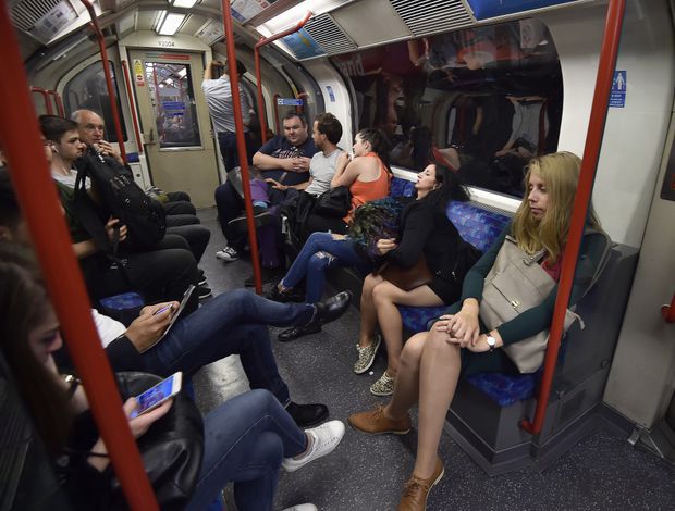Alertă la metroul din Londra, după ce un tren a luat foc. 